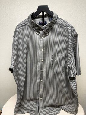 Roundtree & Yorke Men's Short-Sleeve Button-Down Shirt in Blue and Gray Stripe